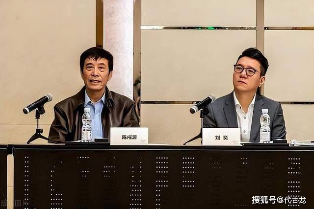 妇女成熟年轻亚洲毛茸茸